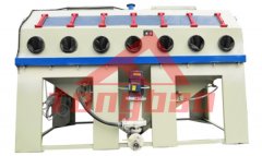 （非標(biāo)型）手動(dòng)液體噴砂機(jī)-噴砂設(shè)備特點(diǎn)： 騰博系列（非標(biāo)型）手動(dòng)液體噴砂機(jī)采用砂水混合磨料，使得加工工件表面更加細(xì)膩，同時(shí)減小了···